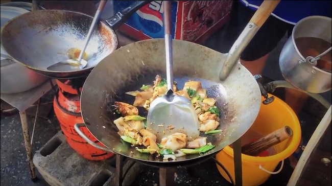 Pad See Ew Recipe - Wok Fried Noodles - Bangkok Streetfood